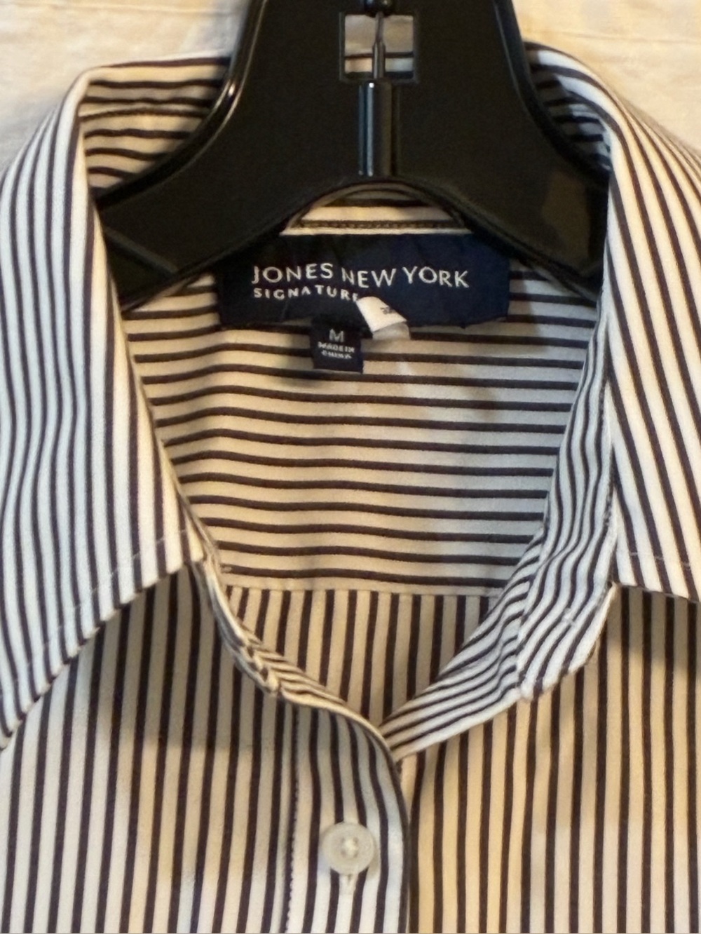 Jones NY Signature Striped LS Buttondown w/3 Button Sleeve. Turn down Collar EC